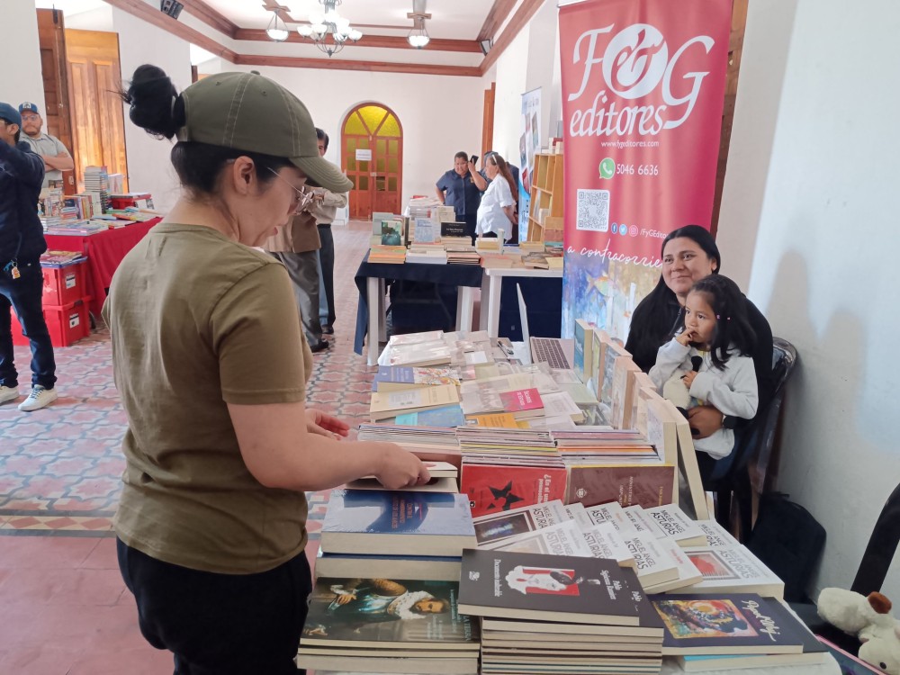 VIDEO | Desarrollan el tercer Festival del Libro en Xela  