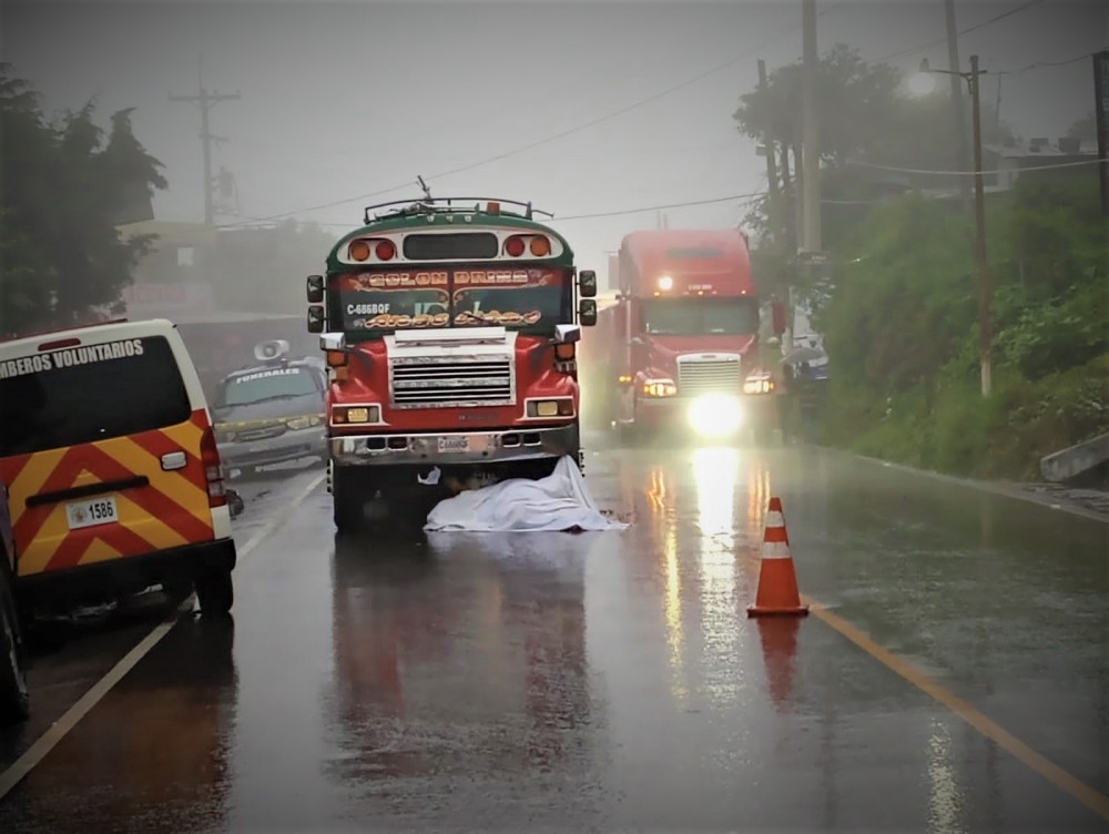 VIDEO: fallece pareja que impactó de frente contra un autobús