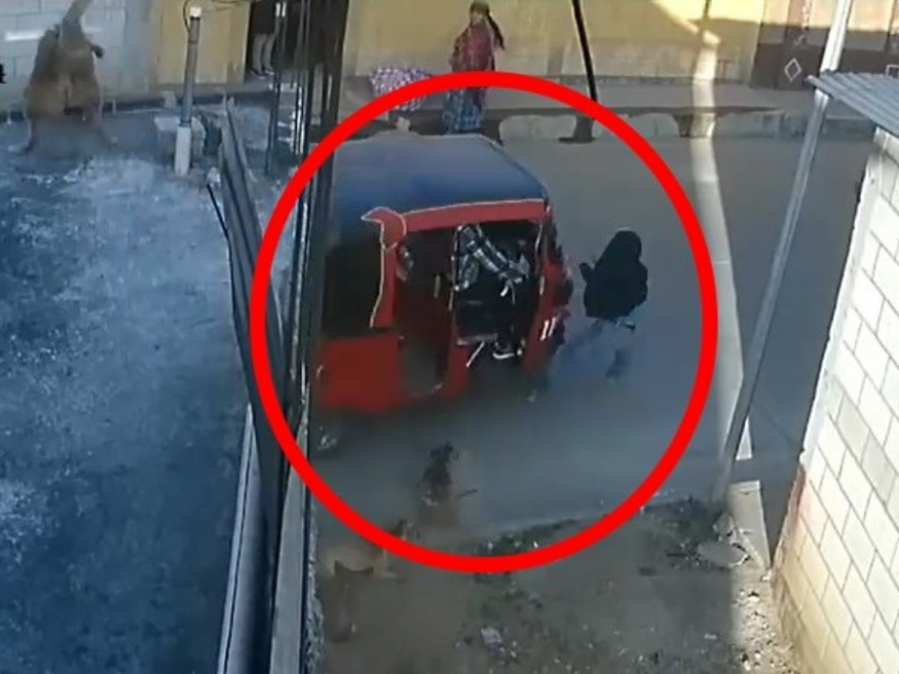 VIDEO: Niño que huía de perros fue atropellado por un mototaxi