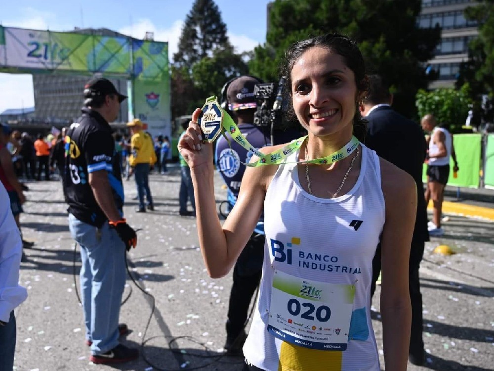 Viviana Aroche gana la triple corona en los 21K de Guatemala