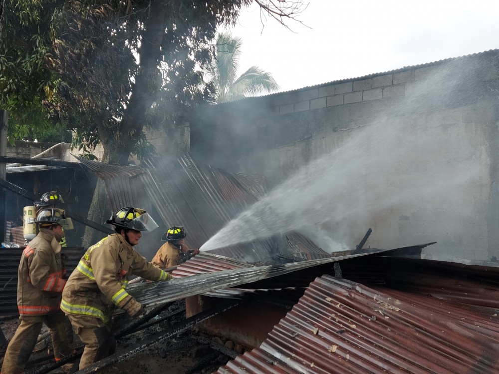 Vivienda Queda Destruida Por Voraz Incendio