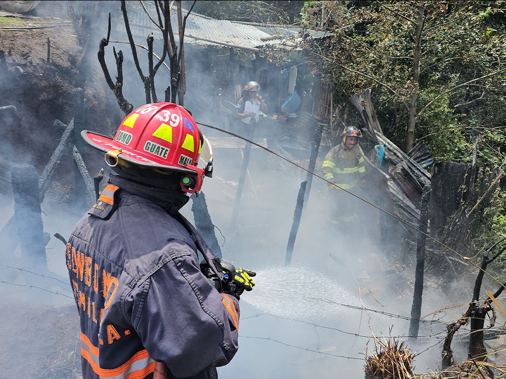 Vivienda y galera son consumidas por incendio estructural
