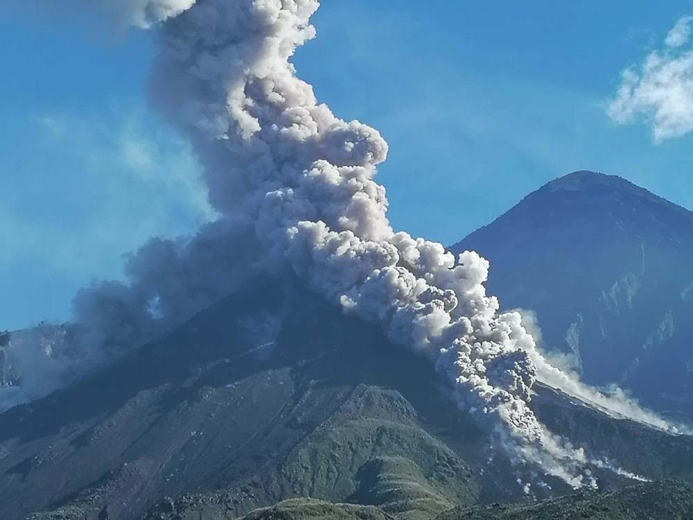 VIDEO | Volcán Santiaguito registra entre 40 y 100 explosiones diarias 