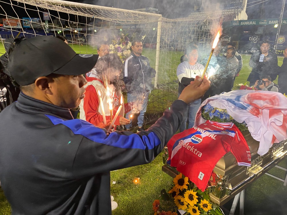 Xelajú brinda emotiva despedida a Julio Ariz “el Loco” Leiva 