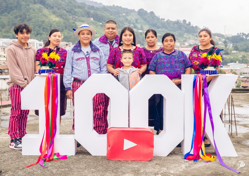 Youtuber que promueve la cultura y gastronomía de Huehuetenango celebra sus 100 mil suscriptores